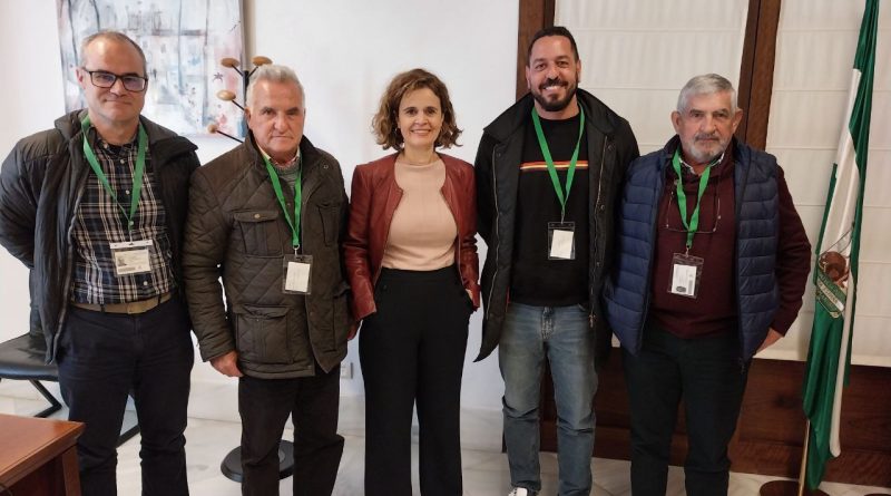 De izq. a dcha: Oscar García Jurado, Juan Antonio Prieto Pradas (presidente de la coop.), Esperanza Gómez, Sergio Gómez Reyes (Alcalde de Marinaleda) y Mánuel Prieto Pradas